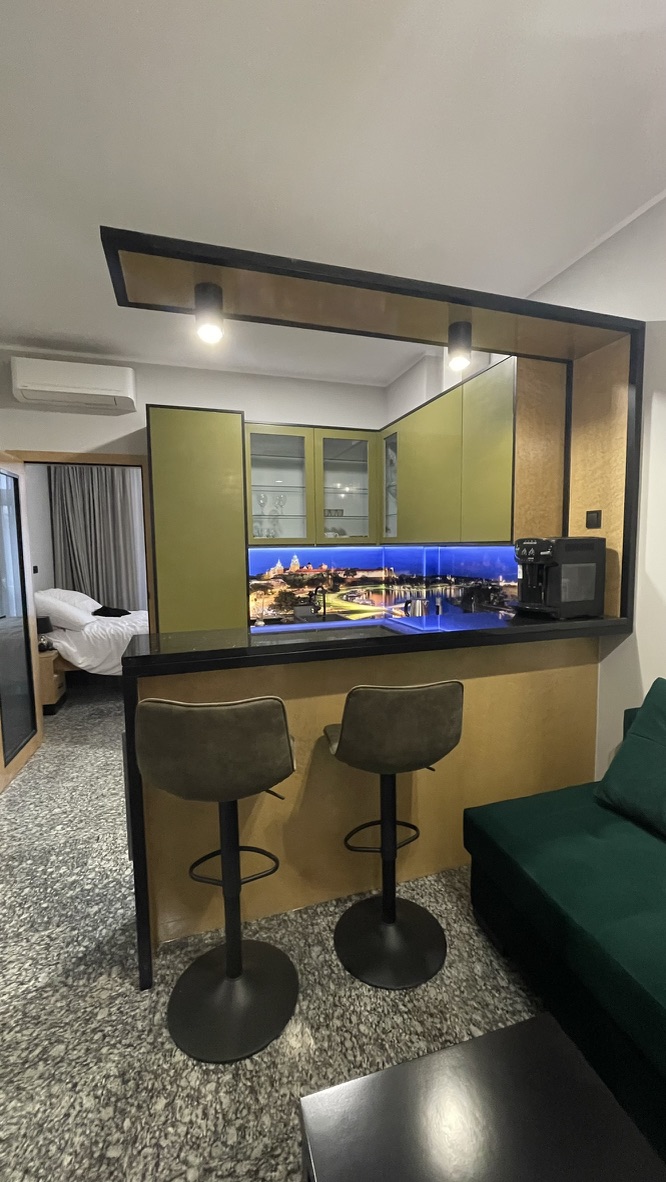 AC395F89-3381-4A44-B14F-8C65AEE70441_1_105_c